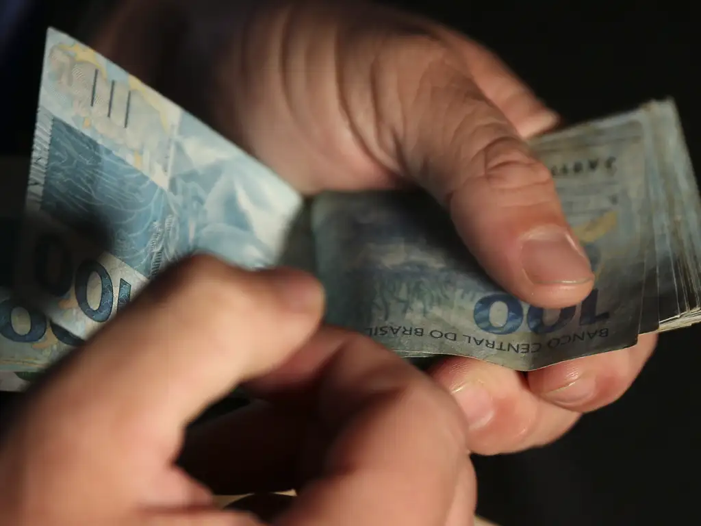 Trabalhadores ainda têm até dezembro para sacar benefício que pode chegar a R$1.621; milhões de pessoas possuem direito