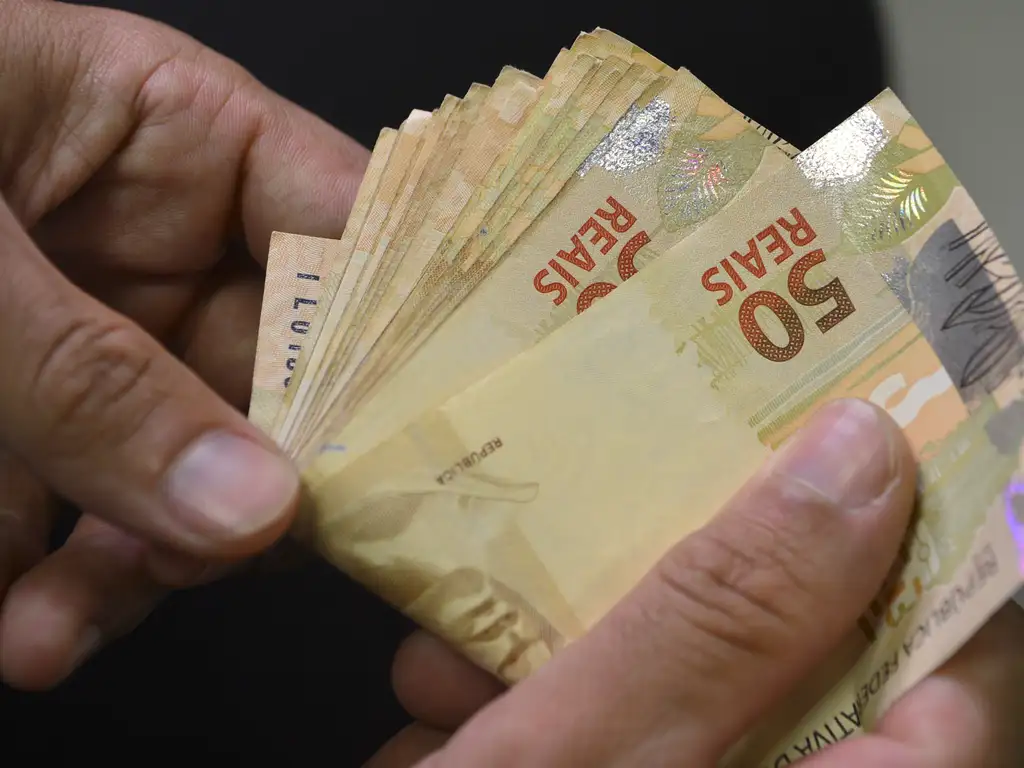 Trabalhadores que recebem até R$1.980 podem acrescentar R$67,54 ao salário por cada filho menor de 14 anos