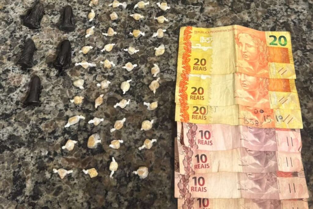 Suspeito de tráfico é preso com crack e cocaína no São Pedro 1 Suspeito de tráfico é preso na Rua Pedro Henrique Krambeck
