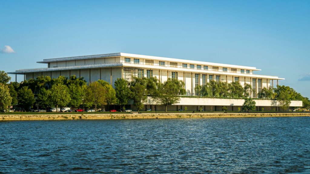 Trump anuncia fechamento de famoso centro cultural nos Estados Unidos, após Justiça barrar tentativa de colocar seu nome no prédio