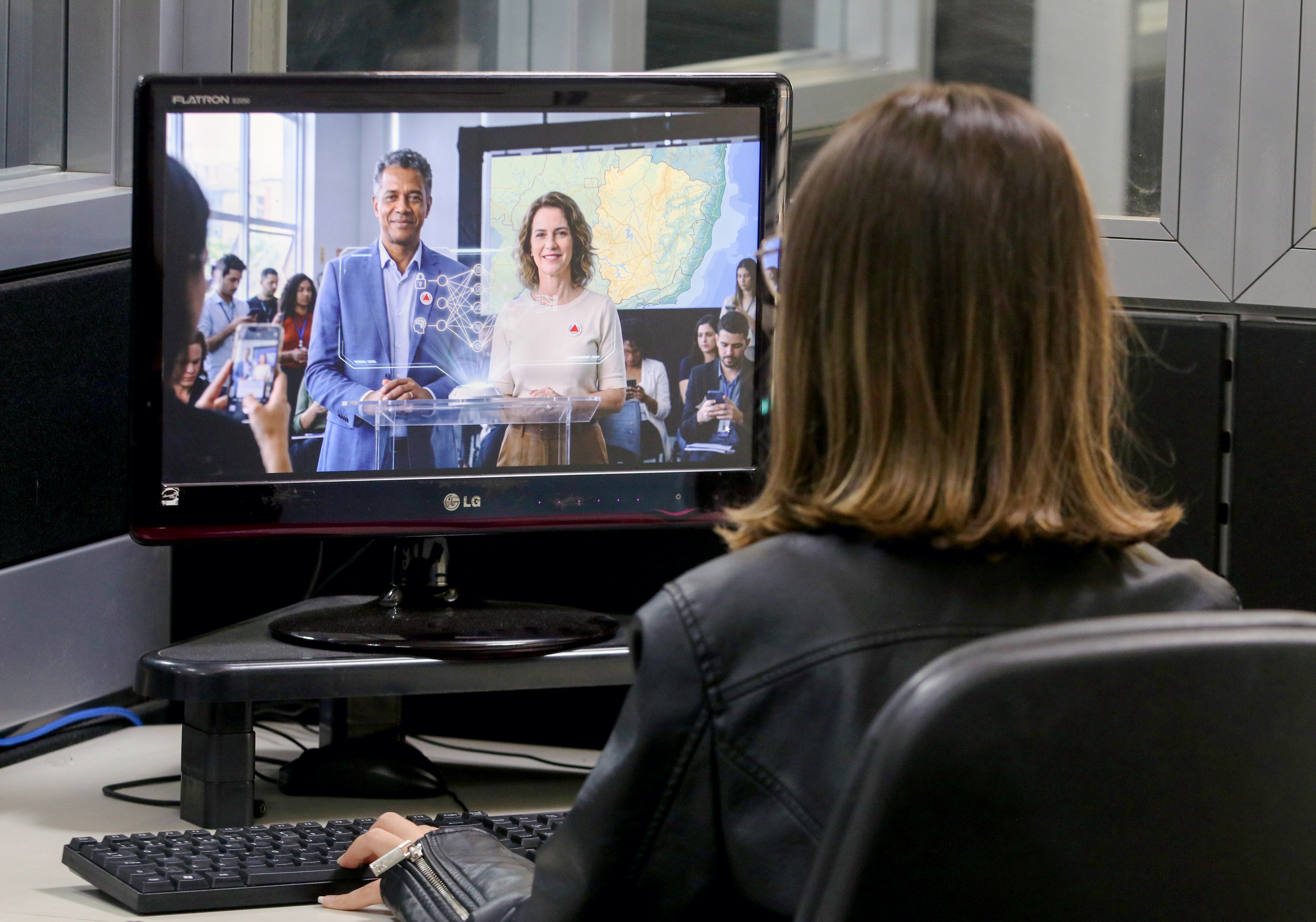 Oficina gratuita discute desinformação, cuidados digitais e uso de IA nas eleições 2026