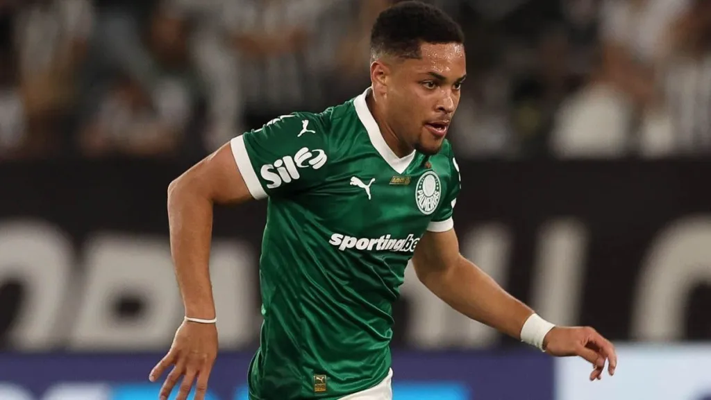 Após cirurgia e cinco jogos sem gol, Vitor Roque recebe recado sobre seu futuro no Palmeiras