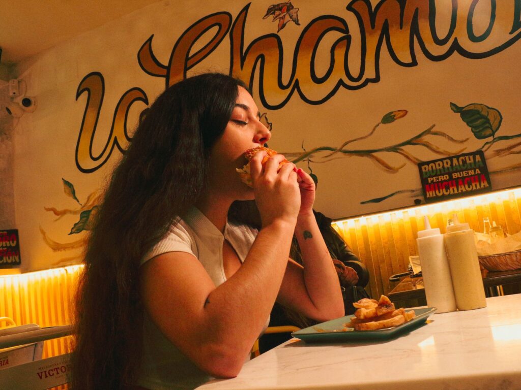 Você começa a chorar ao sentir o cheiro ou comer algo de que gosta? Síndrome rara faz o cérebro confundir os nervos da saliva com os das lágrimas