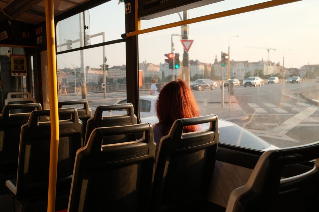 Você costuma escolher o lugar mais afastado em ônibus, salas de espera ou eventos? Psicólogos explicam o que esse hábito pode revelar sobre sua personalidade