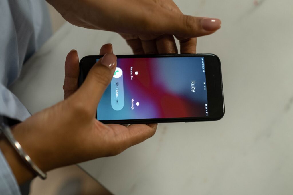 Você deixa o celular tocar e prefere não atender? Psicologia explica por que algumas pessoas ignoram ligações e o que esse comportamento pode revelar
