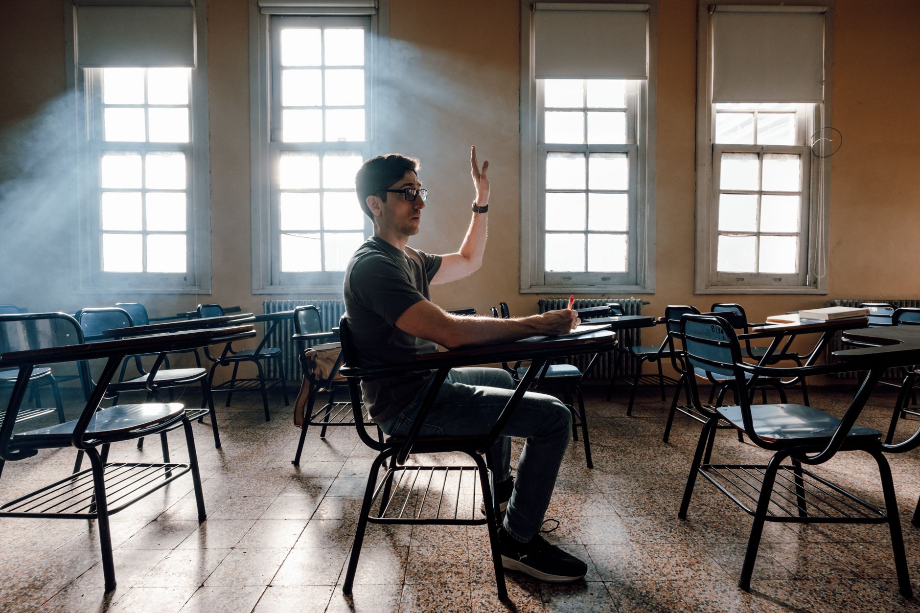 Você vive sozinho, pensa demais ou costuma falar sozinho? Esses 8 comportamentos podem parecer estranhos, mas são associados a pessoas com inteligência acima da média 5 Um estudante levanta a mão em uma sala de aula universitária em Buenos Aires, com luz quente e carteiras vazias.