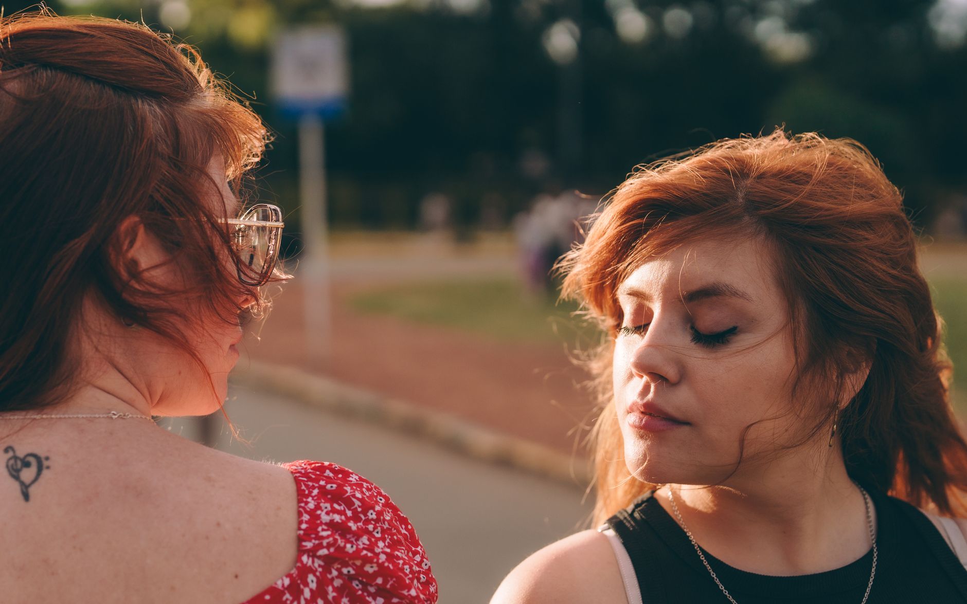 Você vive sozinho, pensa demais ou costuma falar sozinho? Esses 8 comportamentos podem parecer estranhos, mas são associados a pessoas com inteligência acima da média 7 Duas mulheres ruivas em um ambiente externo desfrutando juntas de um dia ensolarado.