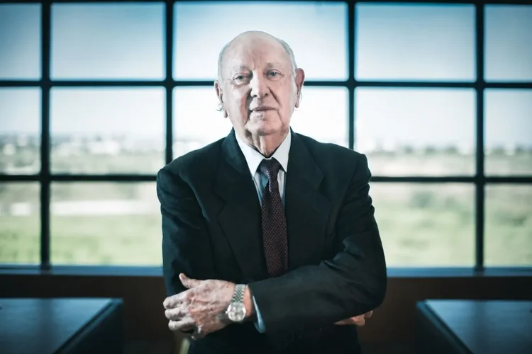 Aos 97 anos, gaúcho que começou a engarrafar Coca-Cola construiu fortuna de R$ 3 bilhões e hoje controla a fábrica de chocolates mais antiga do Brasil