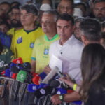 Moraes proíbe Flávio Bolsonaro de deixar o país e determina entrega de passaportes 3 0d4a620872