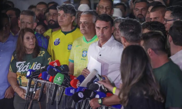 Moraes proíbe Flávio Bolsonaro de deixar o país e determina entrega de passaportes 1 0d4a620872