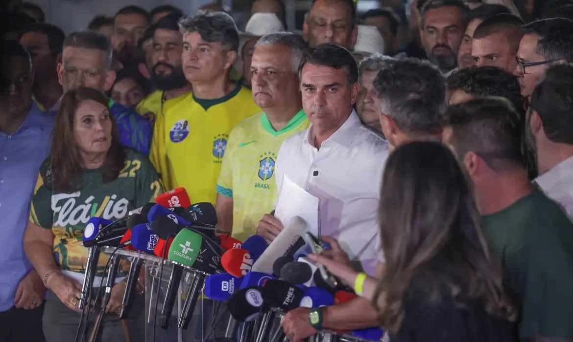 Moraes proíbe Flávio Bolsonaro de deixar o país e determina entrega de passaportes