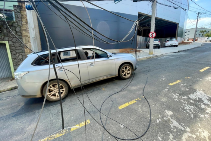 Fios soltos ocupam parte da pista em rua no Paineiras