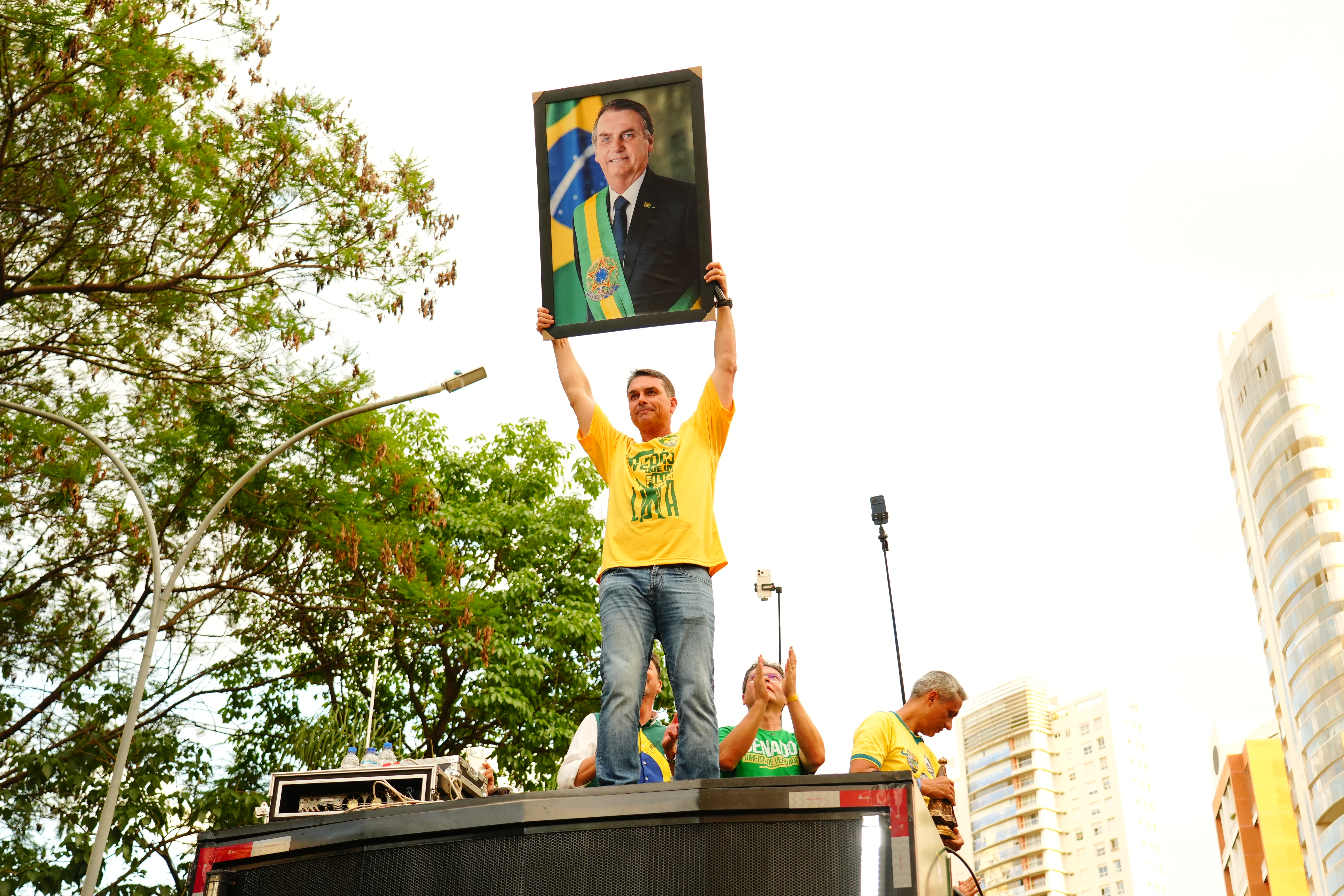 Flávio Bolsonaro poderá voltar a visitar o pai durante campanha, decide Moraes