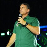 Flávio Bolsonaro agradece Milei e Trump por apoio após deixar Brasil e diz que liderará oposição dos EUA