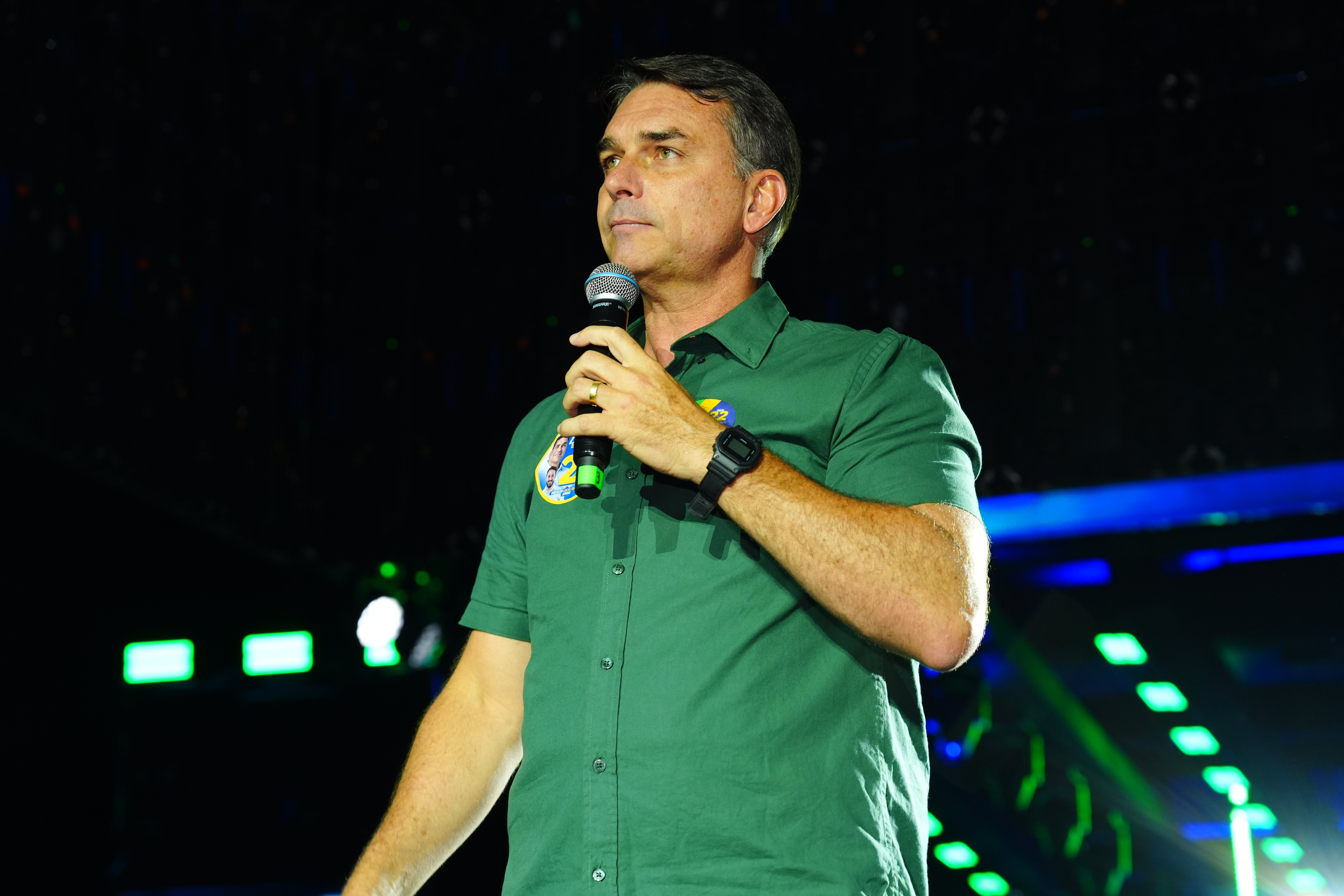 Flávio Bolsonaro agradece Milei e Trump por apoio após deixar Brasil e diz que liderará oposição dos EUA