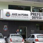 Imóvel desaba e atinge propriedades vizinhas no Bairro Centenário, em Juiz de Fora 4 Imóvel, aparentemente abandonado, desaba no bairro Centenário