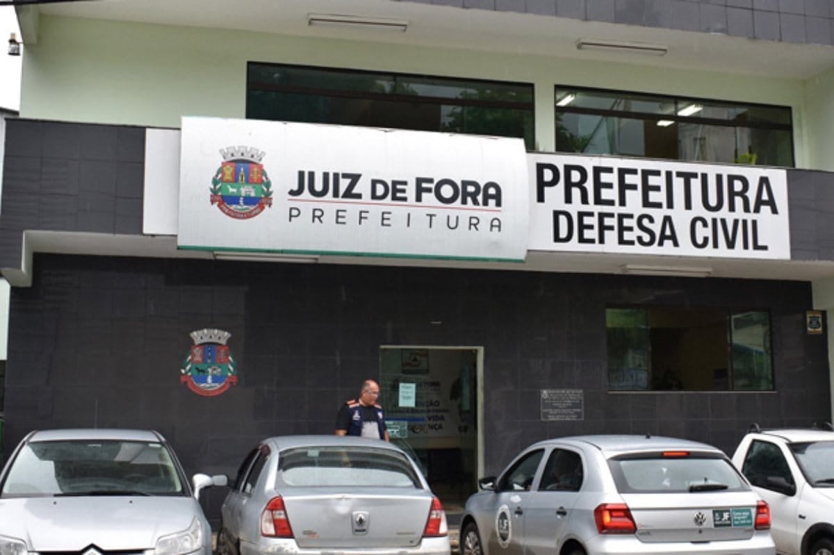 Imóvel desaba e atinge propriedades vizinhas no Bairro Centenário, em Juiz de Fora