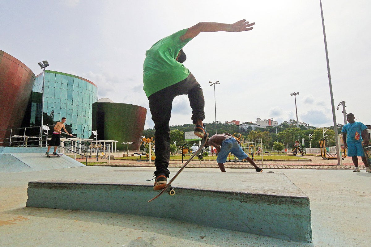 Projeto oferece aulas gratuitas de skate para crianças e adolescentes em Juiz de Fora