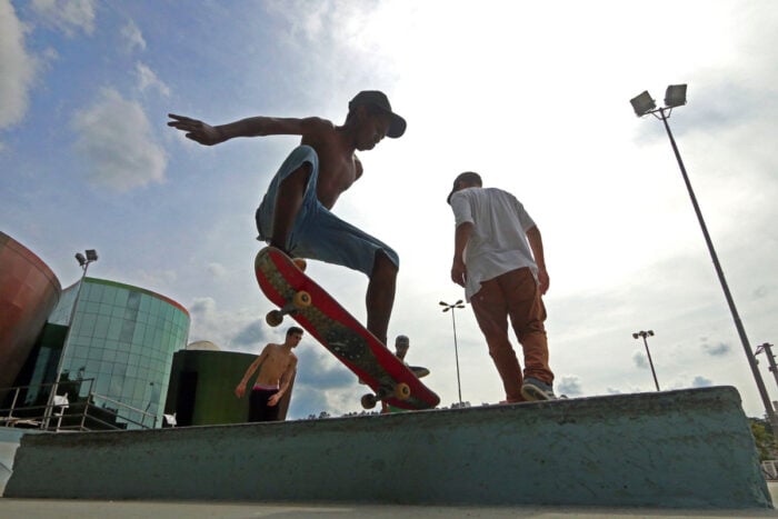 Projeto oferece aulas de skate para crianças e adolescentes em Juiz de Fora