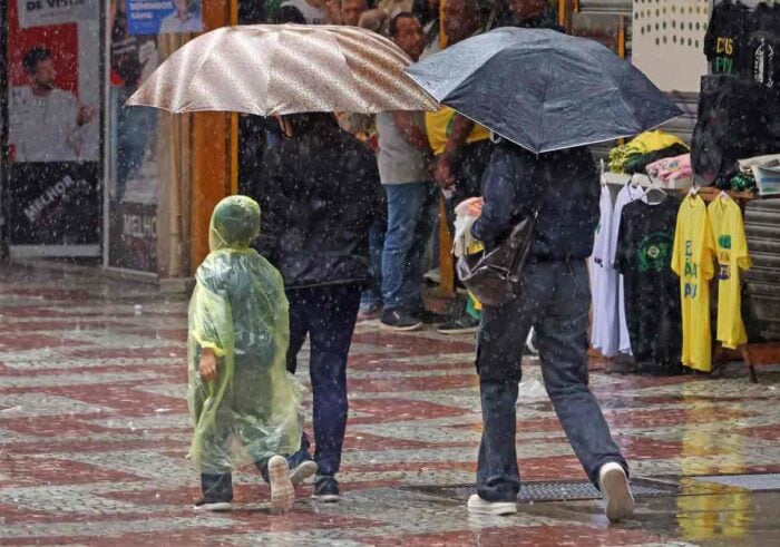 Como falar de mudanças climáticas com as crianças? Especialistas dão dicas 1 BIOSFERA CALCADAO CHUVA 11 LEONARDO COSTA