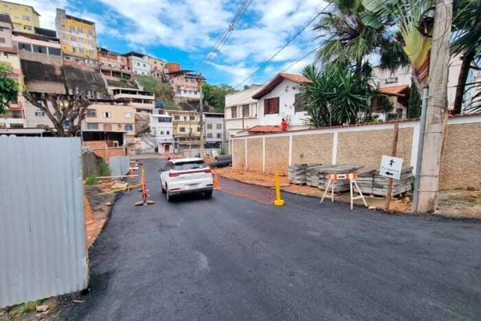 Após dez meses, trânsito é liberado em rua atingida por cratera no Bonfim