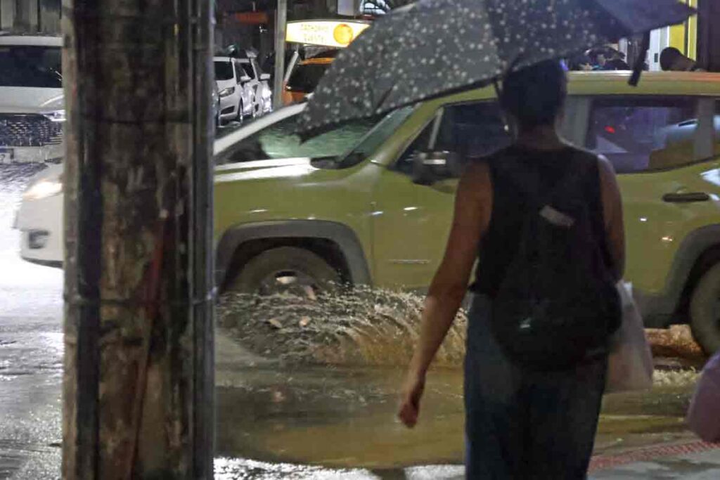 Após chuva de quase 70 mm, Juiz de Fora terá fim de semana frio e chuvoso durante as eleições 2 CHUVA LEO COSTA