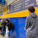 Eleitores aguardam na fila Felipe Couri