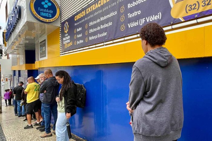 Sob chuva, urnas são abertas para o segundo turno em Juiz de Fora 1 Eleitores aguardam na fila Felipe Couri