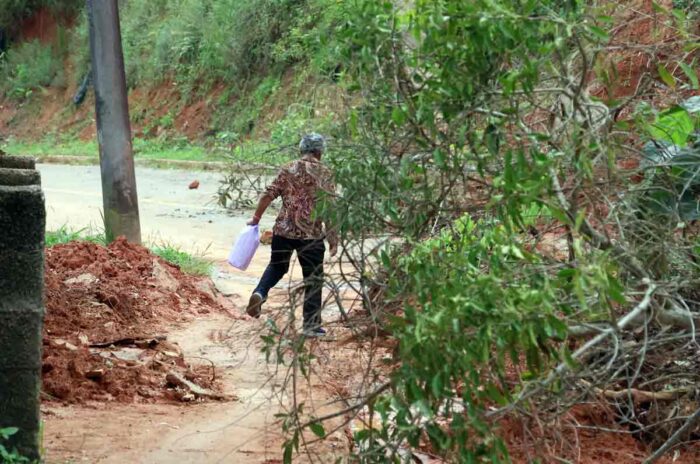 Novo deslizamento agrava dificuldades de moradores do Parque Serra Verde 8 Estrada Athos Branco da Rosa FOTO LEONARDO COSTA 10
