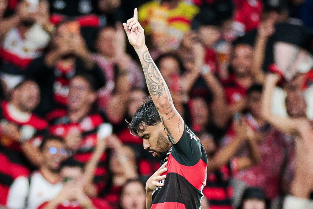 Flamengo enfrenta Santos na Vila Belmiro para defender liderança do Brasileirão