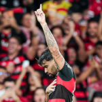 Flamengo enfrenta Santos na Vila Belmiro para defender liderança do Brasileirão
