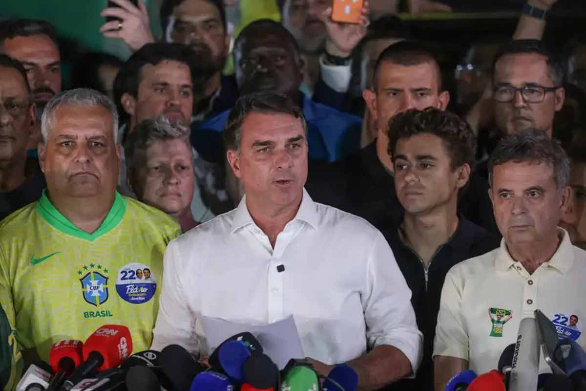 Flávio Bolsonaro se nega a reconhecer derrota e diz que pedirá anulação da eleição