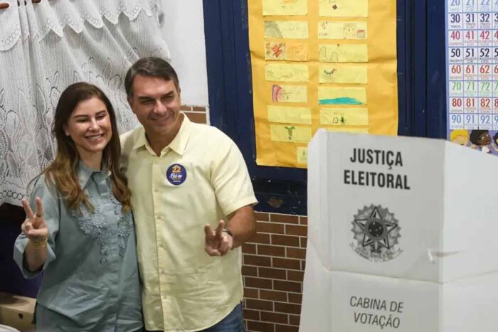 Flávio Bolsonaro vota acompanhado da esposa, mãe e do governador eleito do RJ 1 Flavio voto Tomaz Silva Agencia Brasil