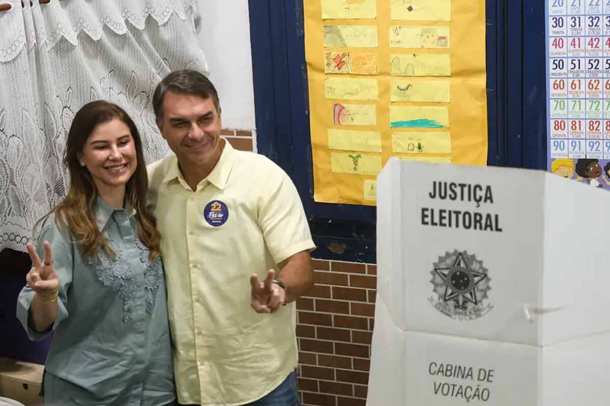 Flávio Bolsonaro vota acompanhado da esposa, mãe e do governador eleito do RJ