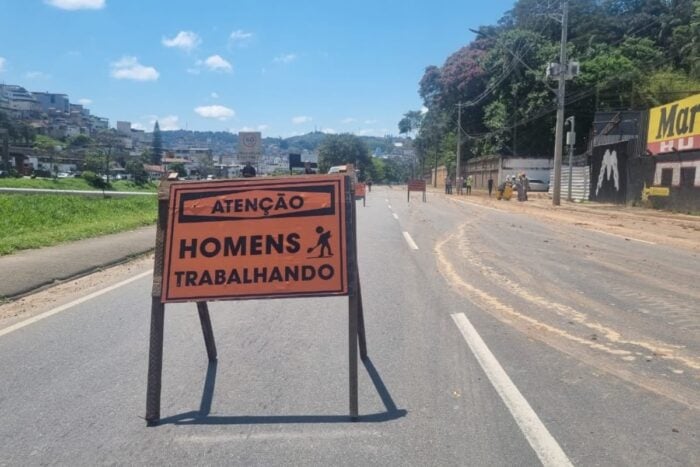 Avenida Brasil: primeiro dia de interdição tem retenções no horário de pico 1 INTERDICAO AV. BRASIL
