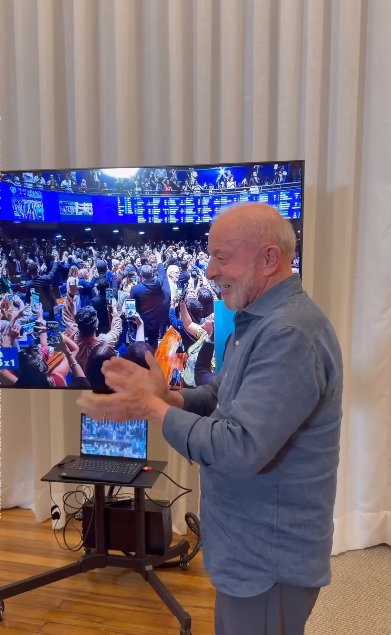 Lula comemora fim da escala 6x1 e chama de 'vitória dos trabalhadores' do Brasil 1 Lula comemora fim da 6x1 reproducao instagram lula oficial