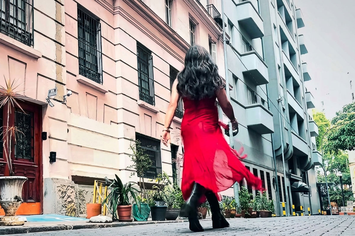 Artista de Juiz de Fora, MC Xuxú revisita obra de Elza Soares em novo clipe