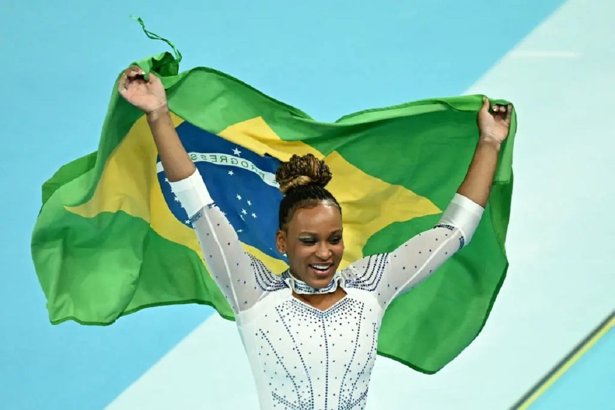 Rebeca Andrade domina final do salto, conquista ouro e se torna tricampeã mundial
