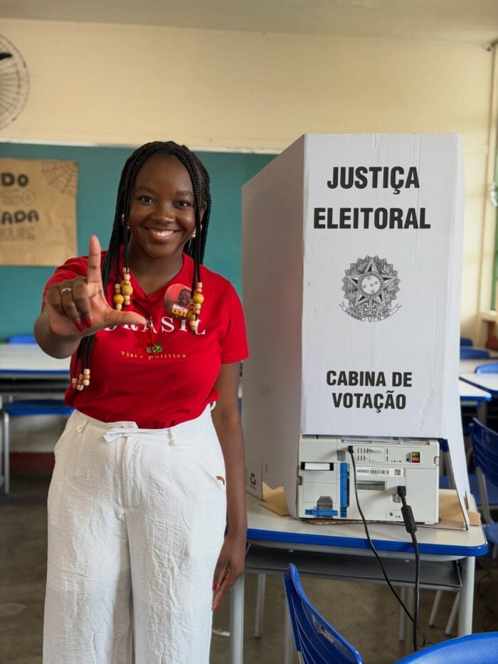 Aos 21 anos, deputada federal eleita por Minas denuncia ameaças de morte e violência sexual 1 SaveClip.App 831424265 18180116935442464 7535214111567212715 n72
