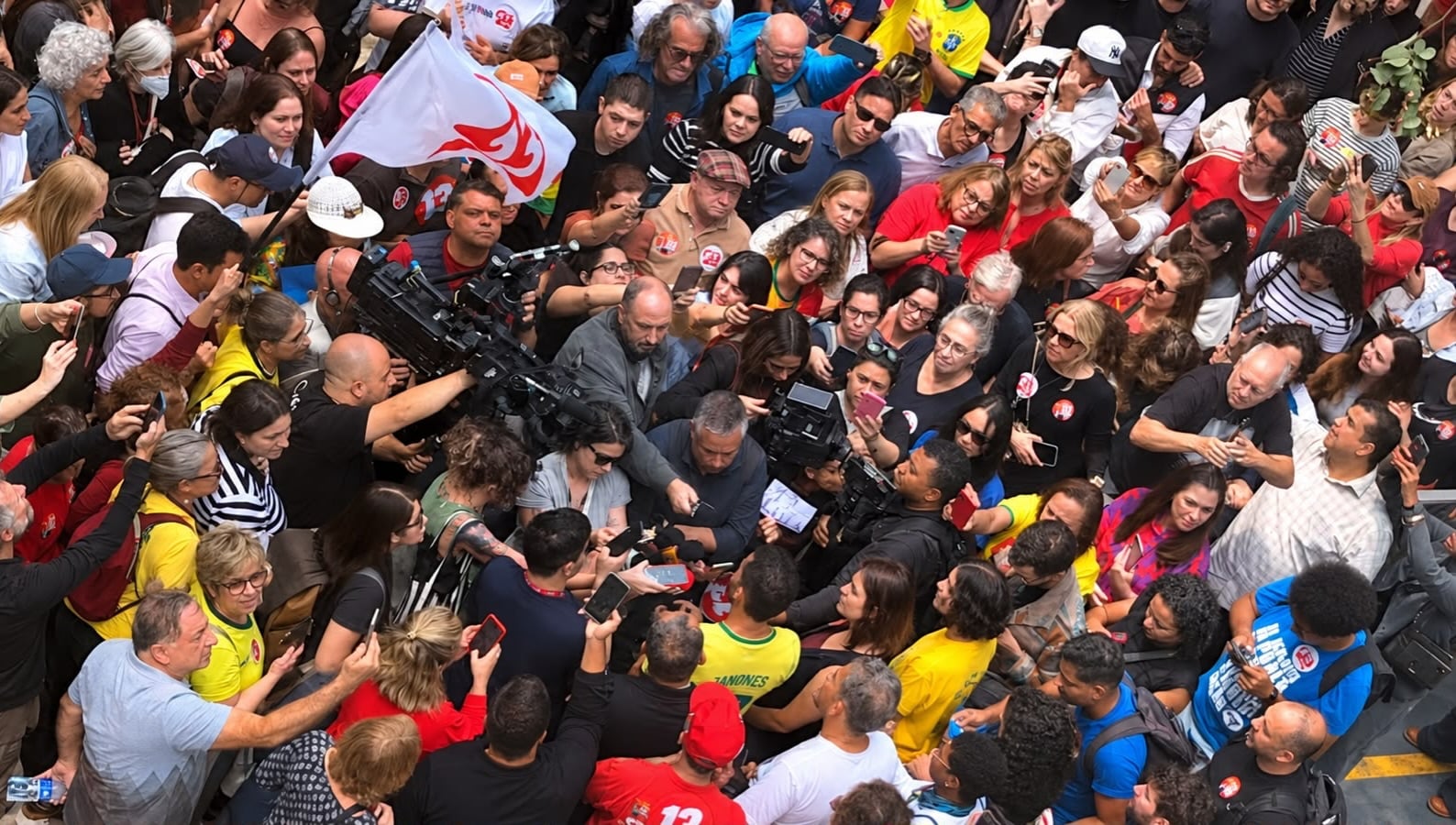 Janones deixa hospital e volta à campanha de Lula: ‘Até o dia 25 ninguém dorme’