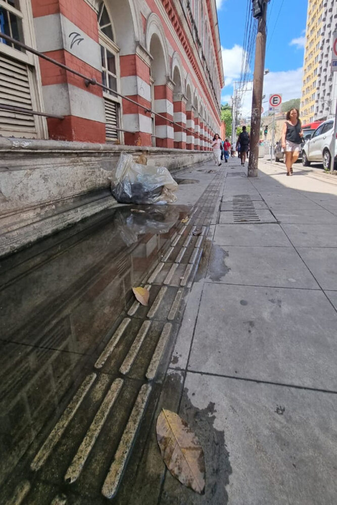 Descarte irregular de lixo e água parada são registrados em calçada na Avenida Getúlio Vargas 2 VU Foto Tribuna 1