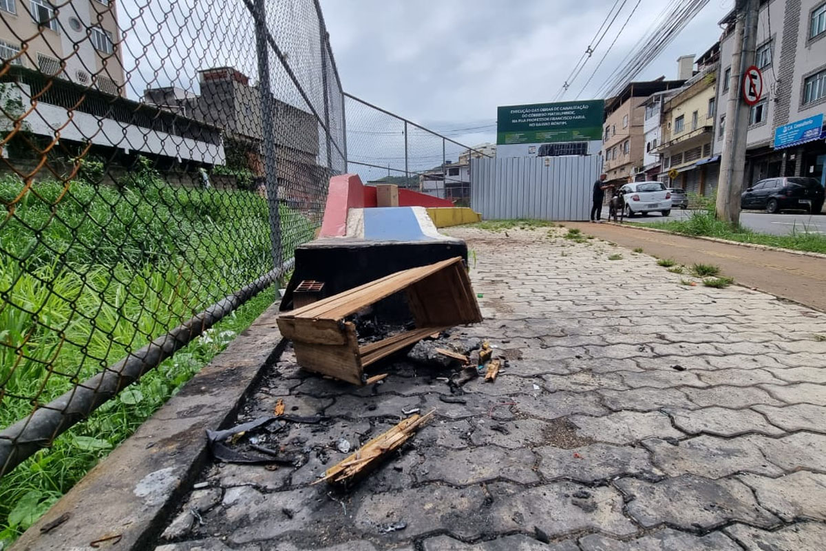 Lixo e restos de madeira são descartados irregularmente no Manoel Honório, em Juiz de Fora