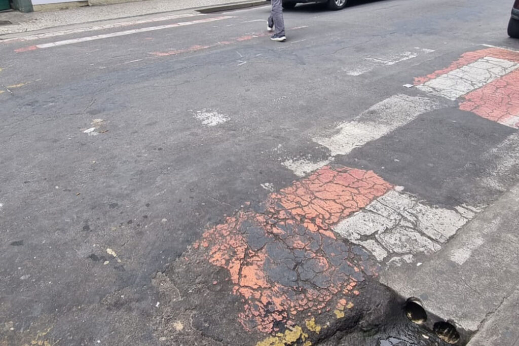 Faixa de pedestres com pintura desgastada dificulta travessia no Centro 2 VU Foto Tribuna 4