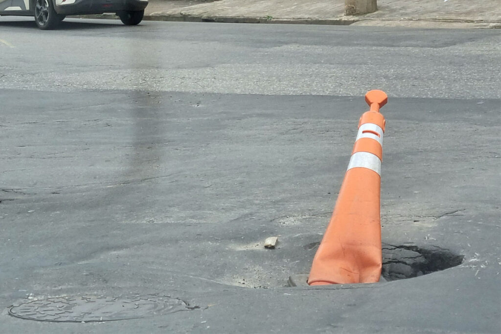Buraco em cruzamento causa transtornos a motoristas na Vila Ozanan 2 VU Foto Tribuna 5
