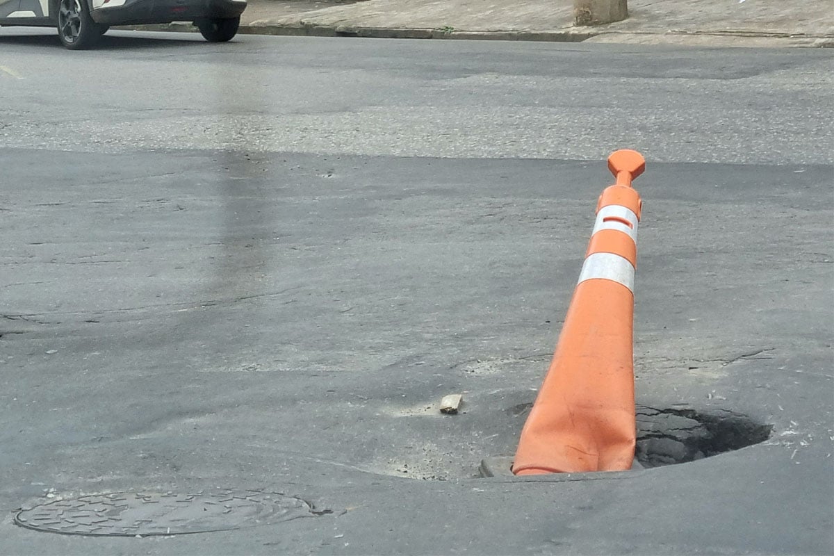 Buraco em cruzamento causa transtornos a motoristas na Vila Ozanan