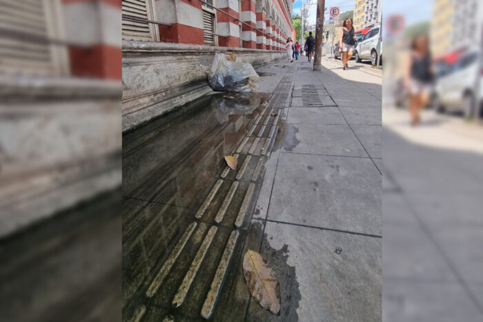 Descarte irregular de lixo e água parada são registrados em calçada na Avenida Getúlio Vargas