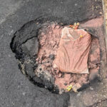 Buraco acumula água e prejudica a passagem de veículos no Alto dos Passos 10 VU Foto contribuicao da leitora 1