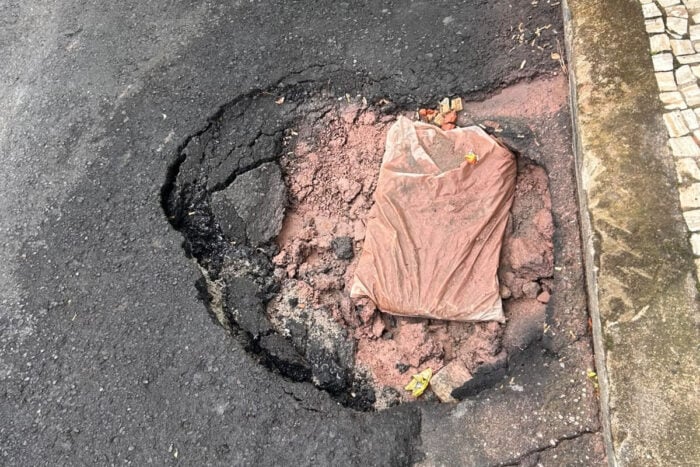 Buraco acumula água e prejudica a passagem de veículos no Alto dos Passos 9 VU Foto contribuicao da leitora 1