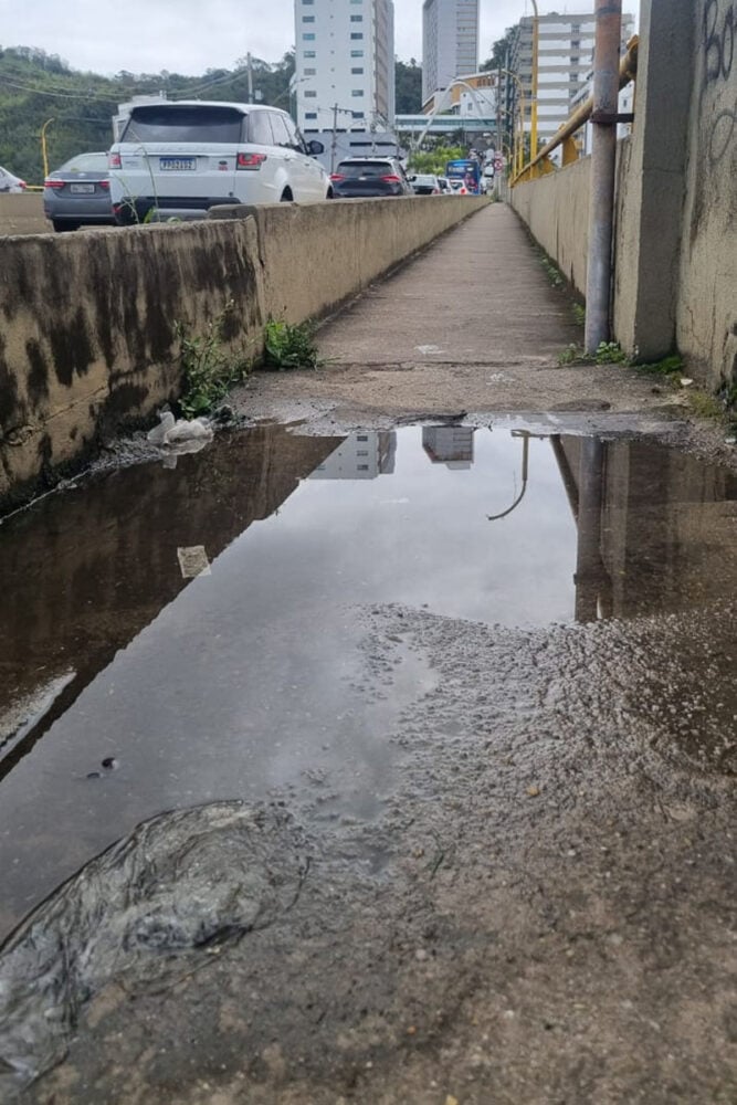 Trecho de passagem de pedestres tem acúmulo de água na Avenida Itamar Franco 17 VU Tribuna 1