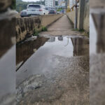 Trecho de passagem de pedestres tem acúmulo de água na Avenida Itamar Franco 18 VU Tribuna